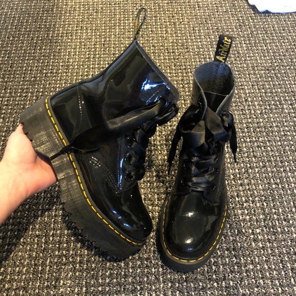 molly black patent lamper